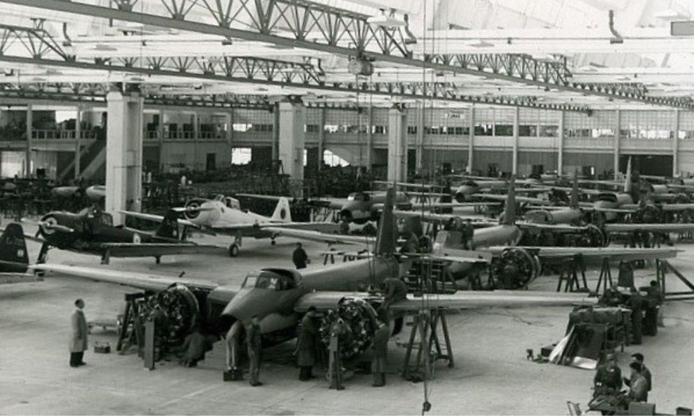 Avión en la fábrica.