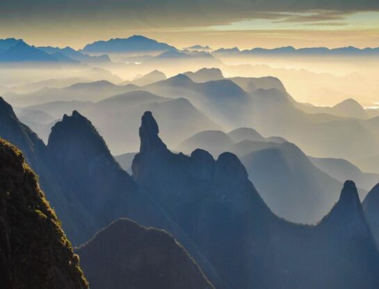 Serra dos Órgãos, el curioso parque nacional de Brasil donde las montañas conviven con la niebla