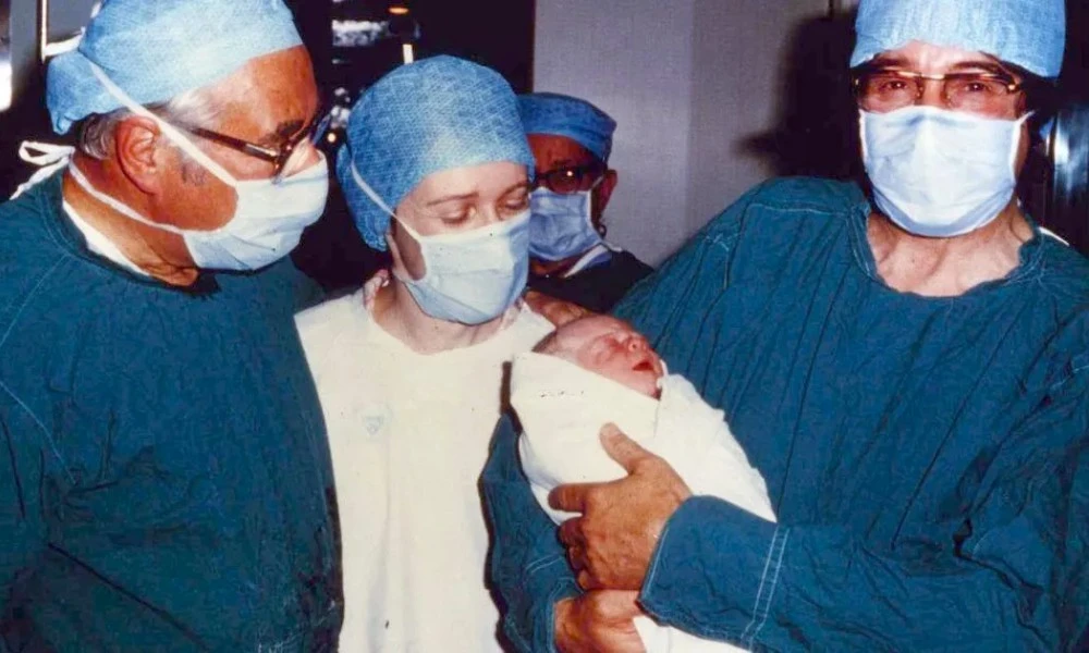 Patrick Steptoe, Jean Purdy y Robert Edwards en el nacimiento de Louise Brown el 25 de julio de 1978