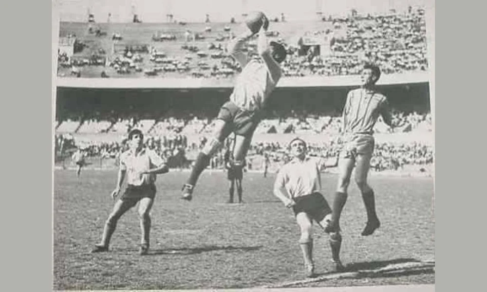 Una de las pocas fotos que quedan de este duelo histórico del fútbol argentino entre Racing y Rosario Central.