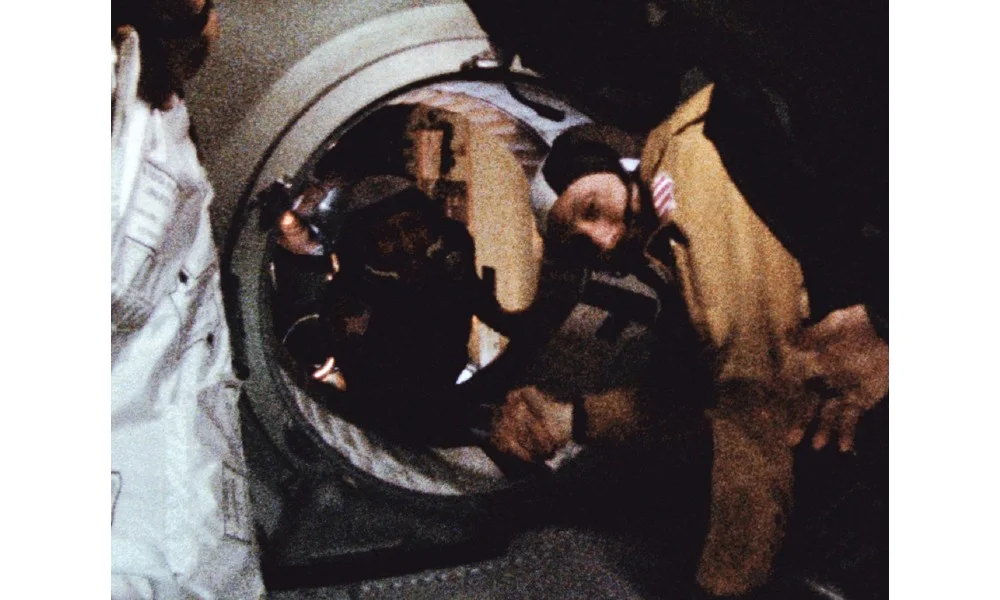 apretón de manos entre astronautas de Estados Unidos y la Unión Soviética en la Misión Apolo Soyuz