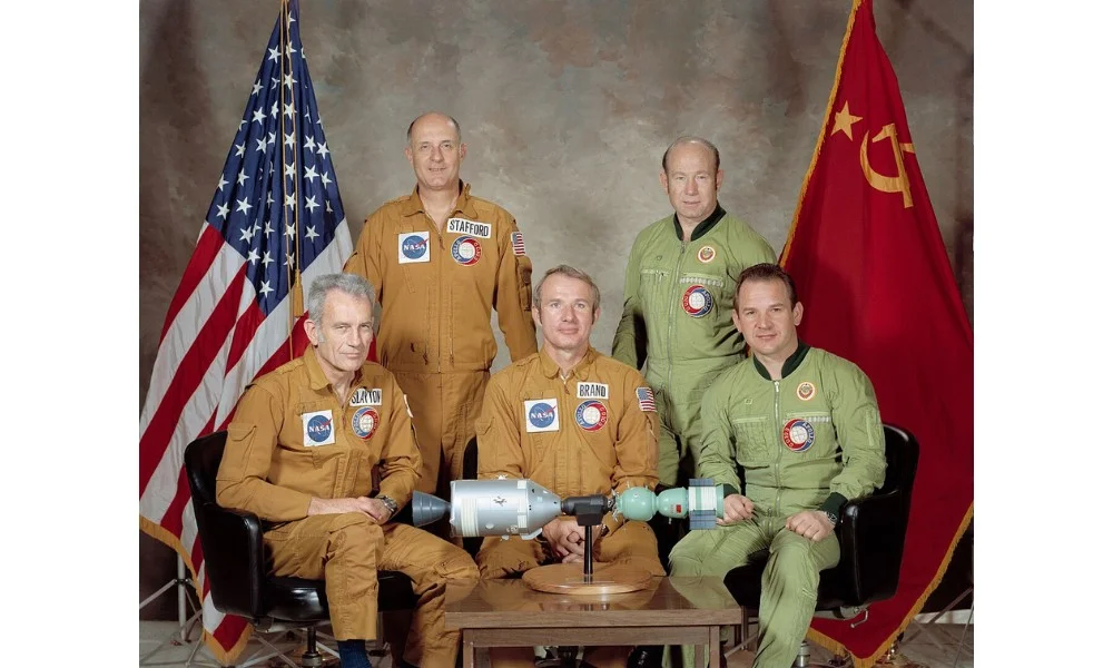 astronautas que estuvieron en la Misión Apolo Soyuz de los Estados Unidos y la Unión Soviética.