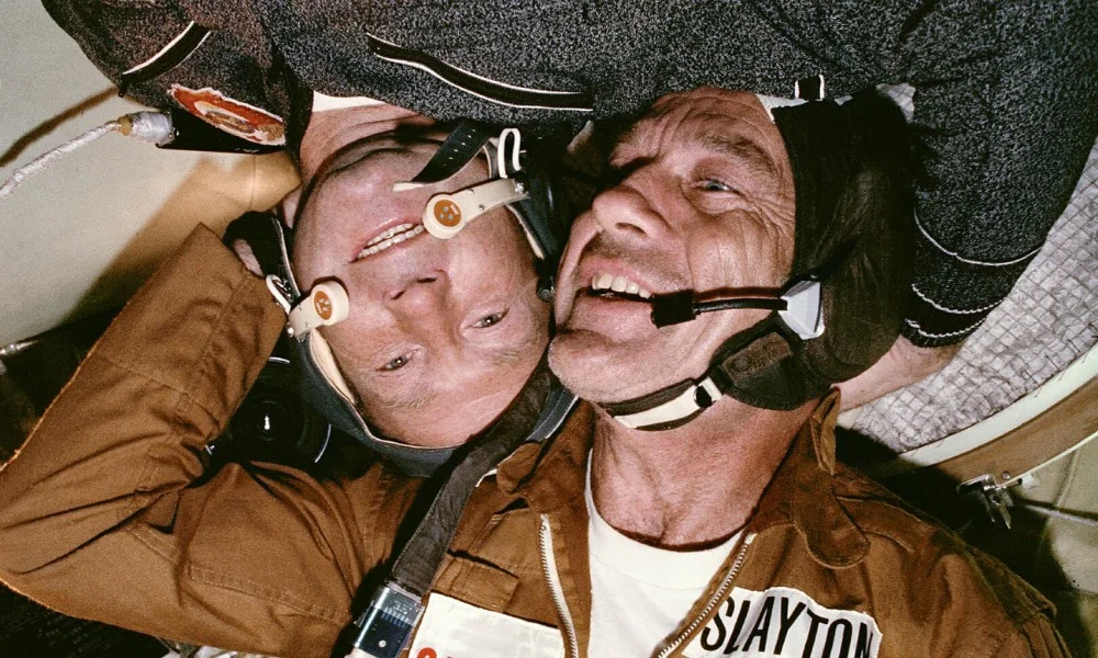 astronautas soviético y estadounidense en la primera misión espacial internacional tripulada