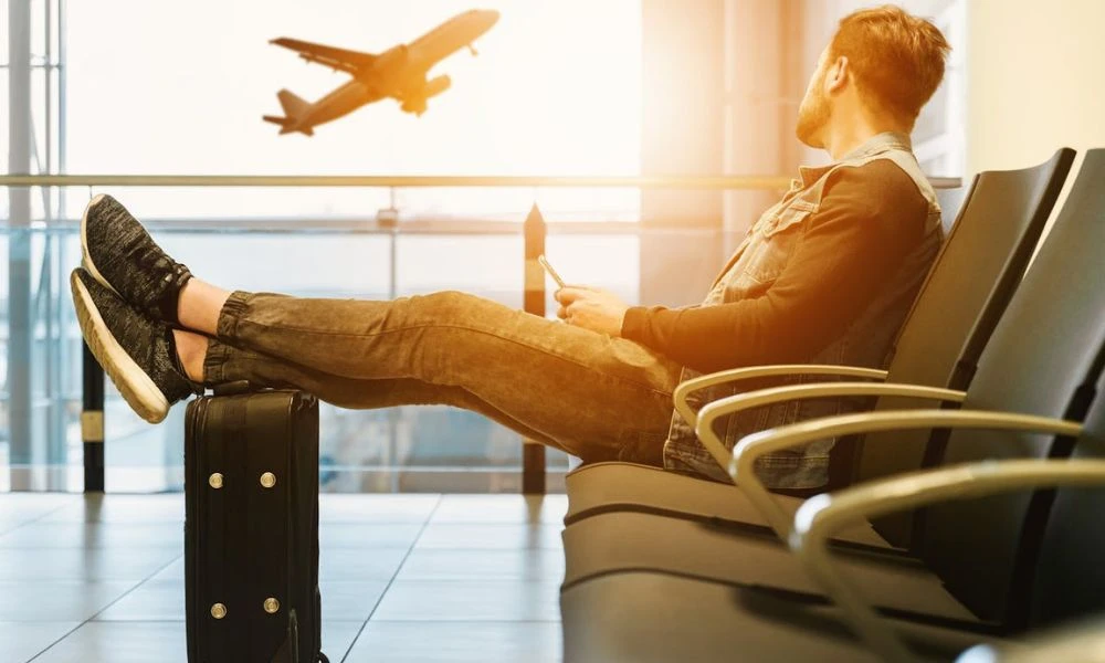 Pasajero que espera el vuelo internacional más corto del mundo.