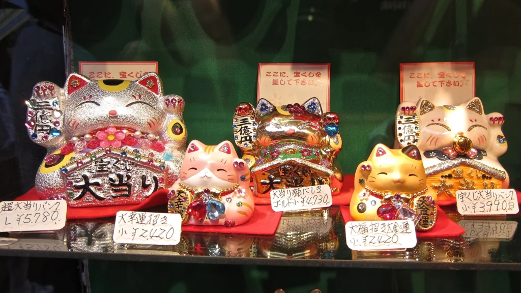 El gato que saluda en realidad no saluda: la historia del Maneki-neko, el amuleto japonés que llama a la suerte