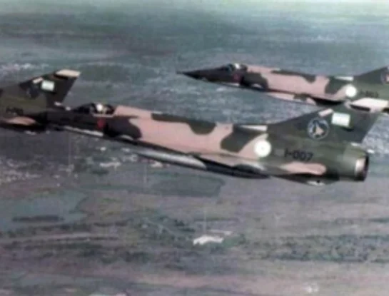 Mirage III EA: el avión que combatió en la Guerra de Malvinas y que hoy "vuela" en el lago Nahuel Huapi