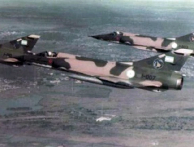 Mirage III EA: el avión que combatió en la Guerra de Malvinas y que hoy "vuela" en el lago Nahuel Huapi