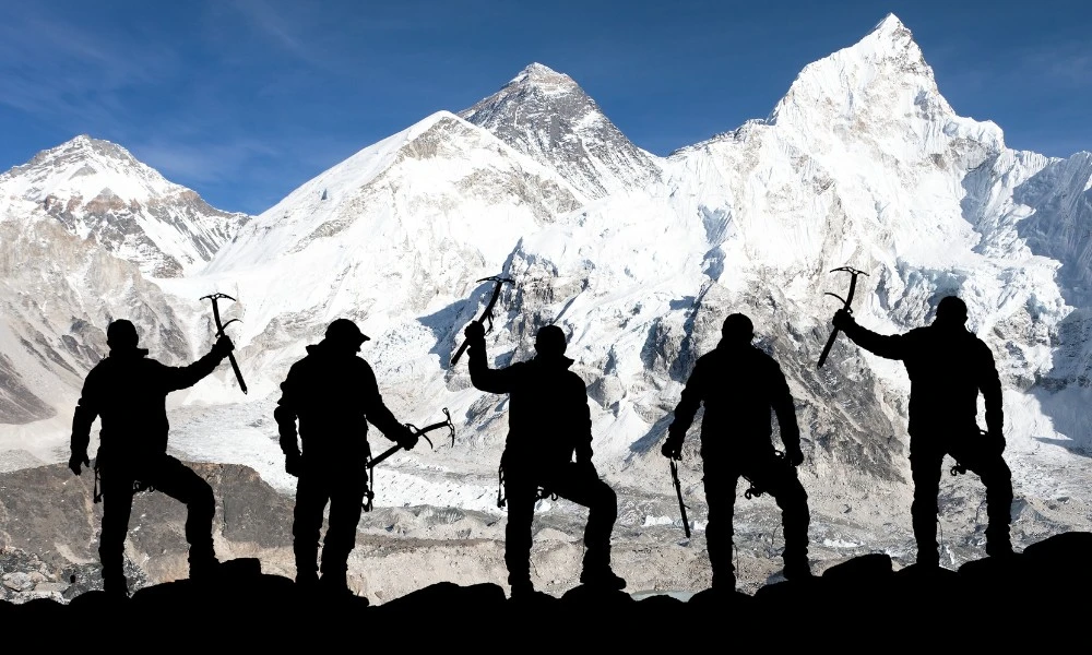 alpinistas en el punto más alto de la Tierra