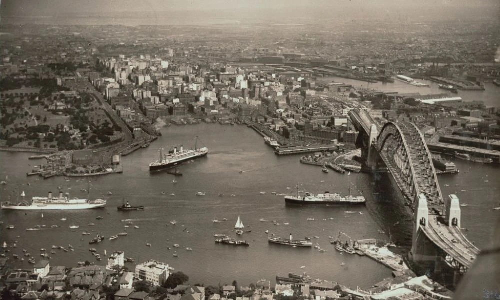Foto antigua del Sydney Harbour Bridge.