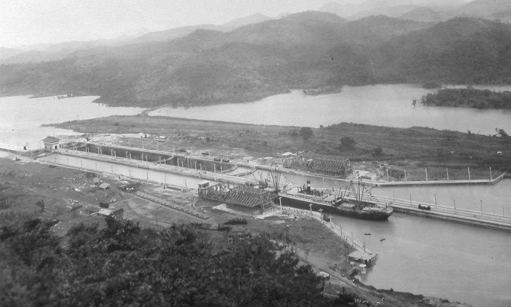 Vista aérea al Canal de Panamá y al barco Ancón.