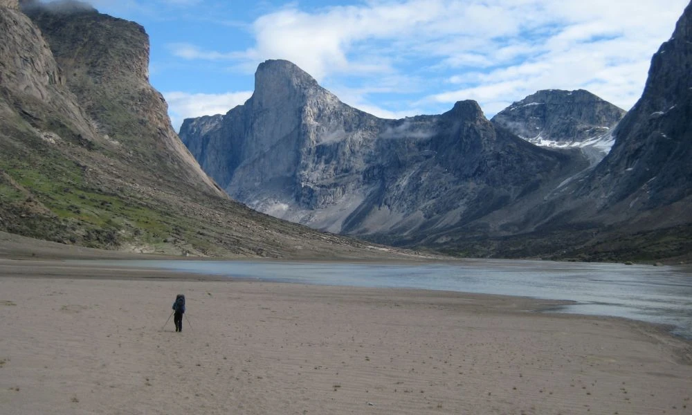 Caminata frente al Monte Thor.