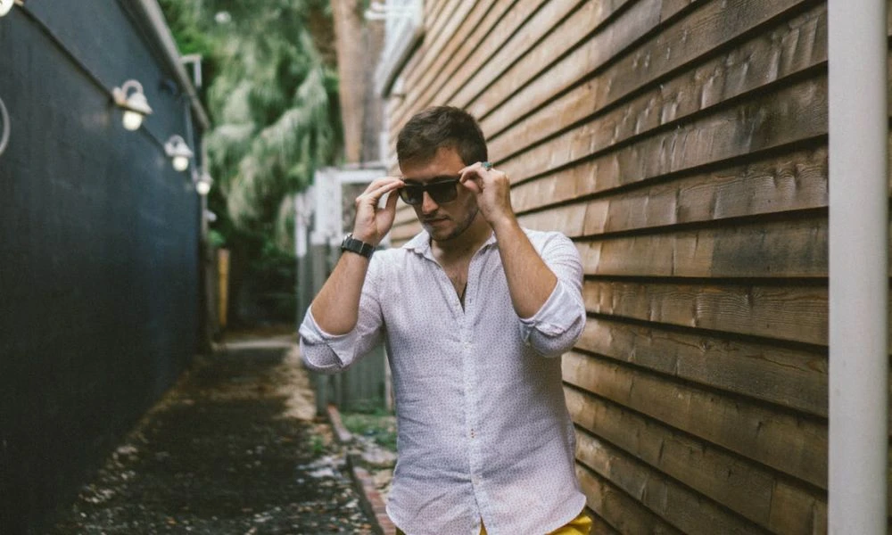 Hombre que logra vestirse de blanco.