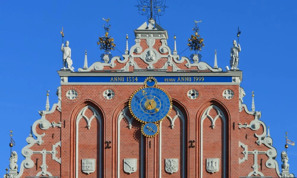 Fachada de la Casa de los Cabezas Negras.