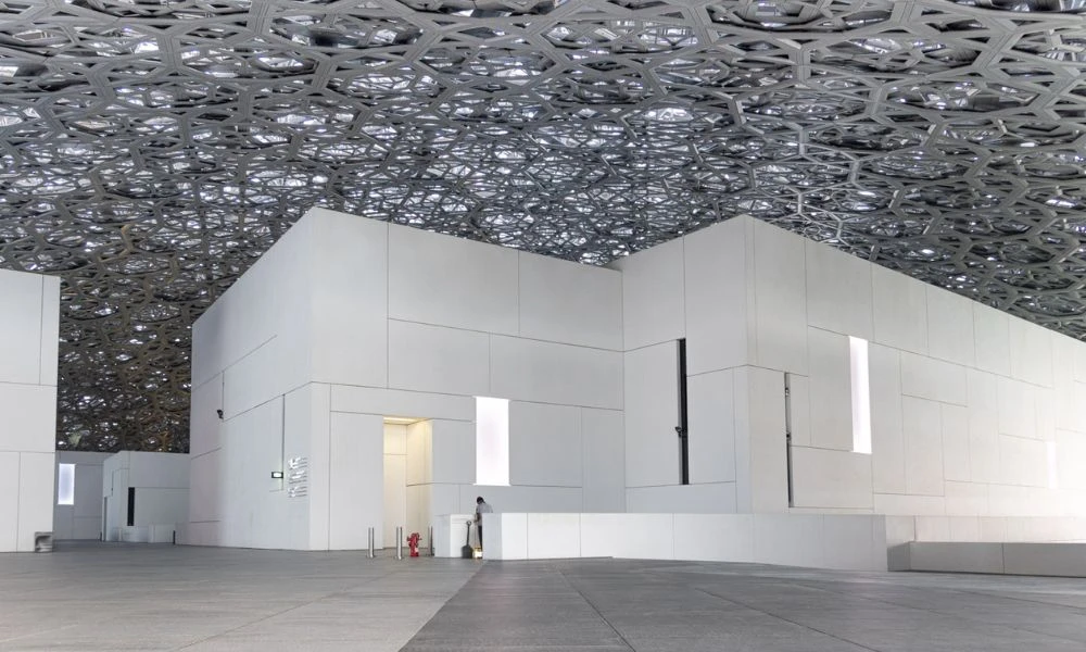 Interior del Louvre Abu Dhabi.