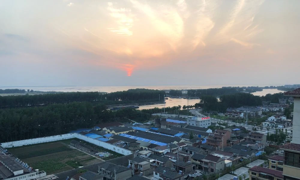 Ciudad frente al lago Gaoyou.