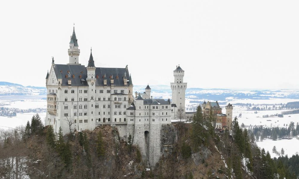 Aspecto del Castillo de Neuschwanstein con nieve alrededor.