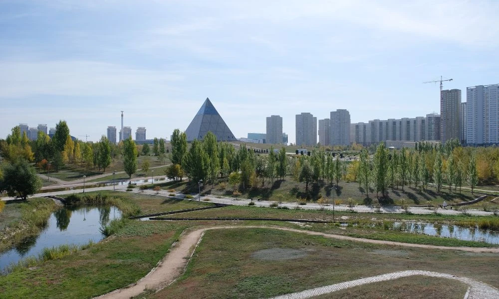 Vistas a la pirámide de Astaná.