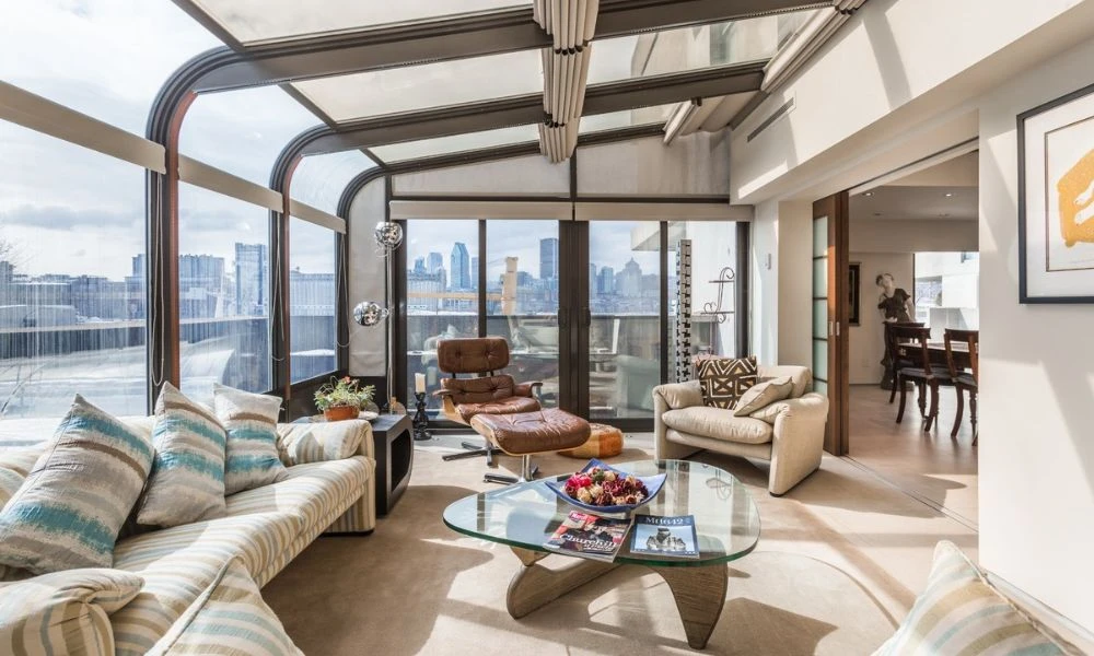 Interior renovado de un departamento de Habitat 67.