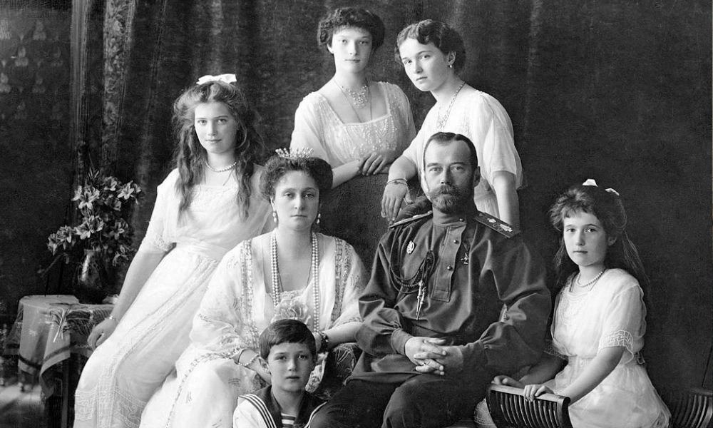 Nicolás II de Rusia, la zarina y sus hijos
