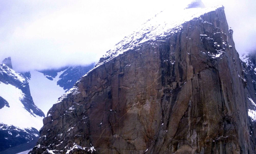 Aspecto del Monte Thor con nieve.