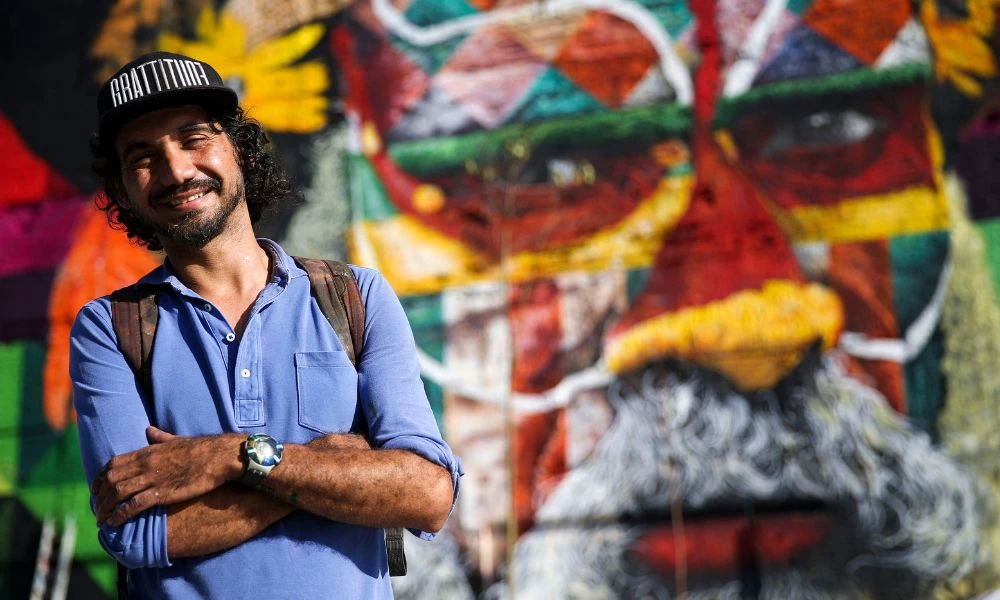 Mural Etnias y su creador.