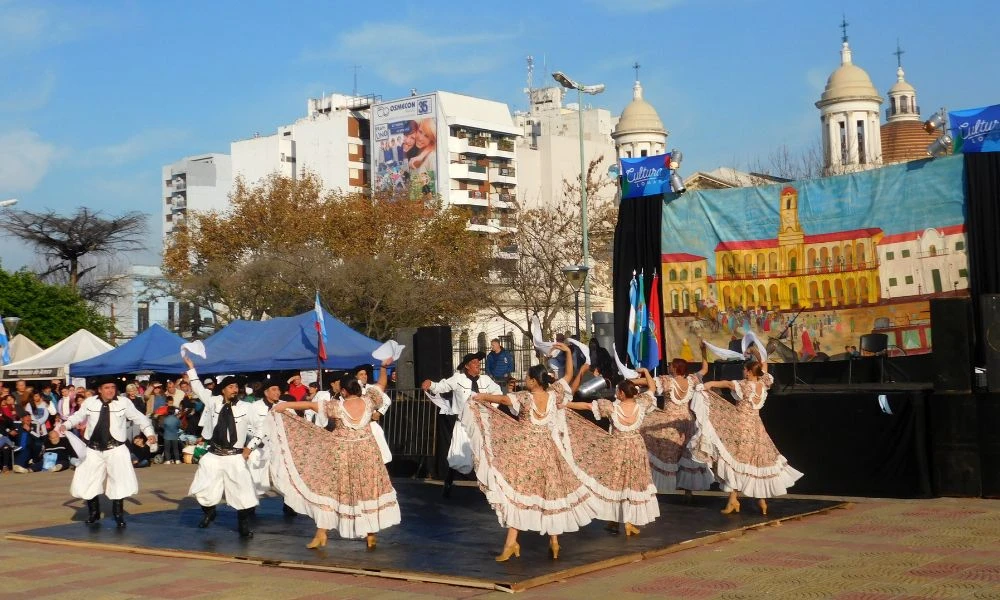 Baile en el Día Mundial del Folclore.
