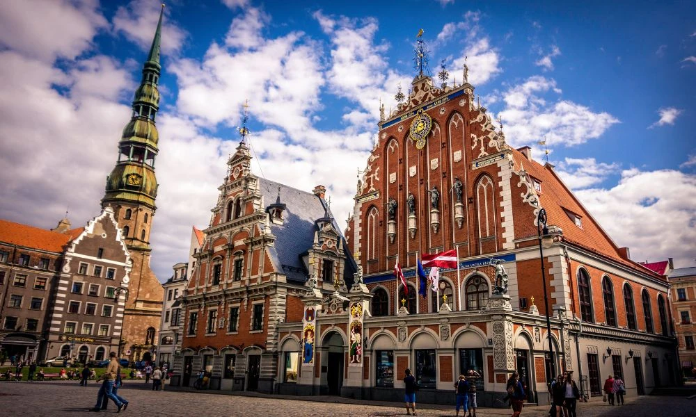 Vistas a la Casa de los Cabezas Negras.