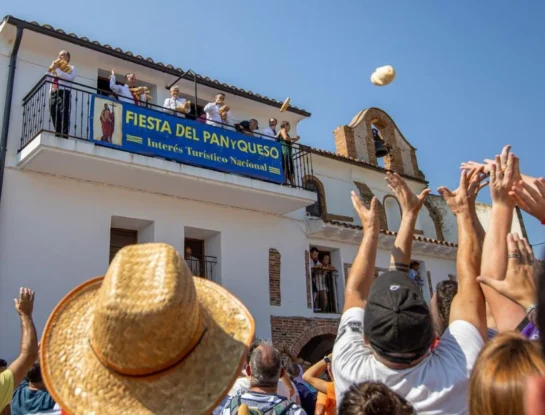 Fiesta del Pan y del Queso: la llamativa celebración que ocurre una vez por año en un pequeño pueblo de España