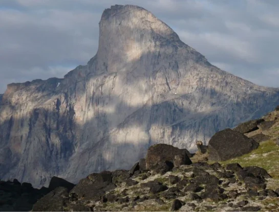 Monte Thor, la cumbre de Canadá que resalta como la montaña con mayor caída vertical de la Tierra