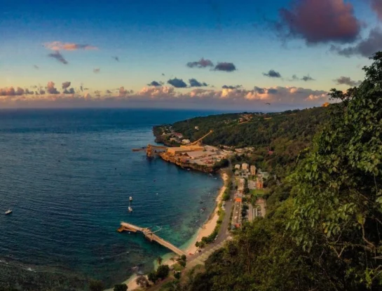 Flying Fish Cove, el extraño nombre de una diminuta capital que se fundó en medio del océano Índico