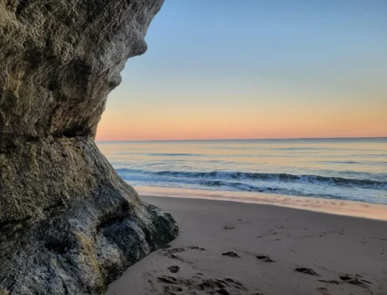Las Grutas: la particular historia de una de las playas de la Patagonia y el por qué de sus aguas cálidas