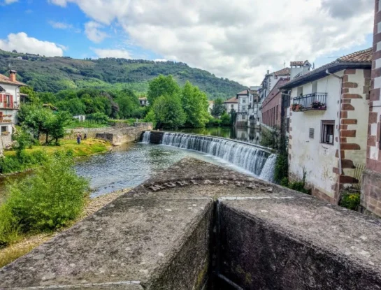 Elizondo, el pintoresco pueblo de España que combina casas medievales con montañas verdes