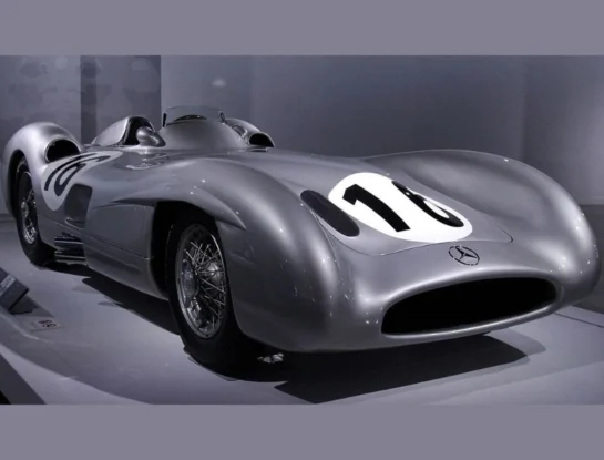 ¿Por qué el Mercedes W196 es uno de los autos más caros de la historia y qué vínculo tiene con Fangio?