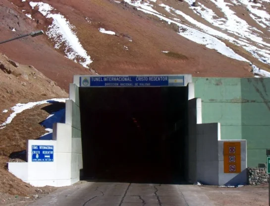 Túnel del Cristo Redentor: la inmensa construcción de hormigón de 3,08 kilómetros que atraviesa la Cordillera de los Andes, entre Argentina y Chile