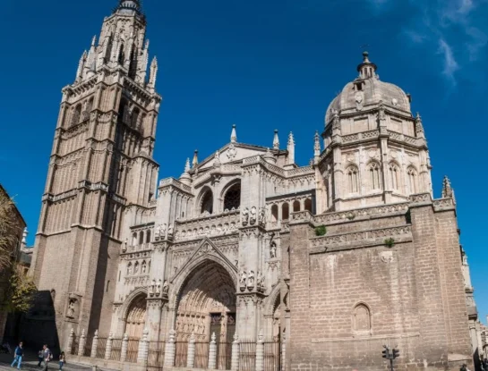 ¿Cuál es la historia de la Catedral de Toledo, qué altura tiene y por qué es tan importante para España?