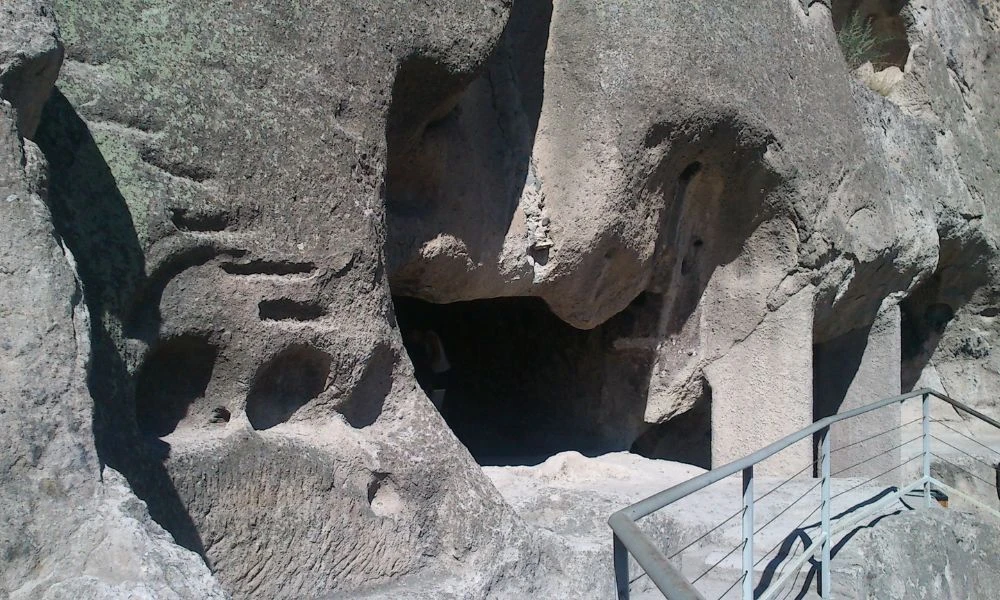 Pasarelas del Monasterio de Vardzia.
