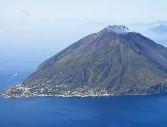 Estrómboli, la pequeña y volcánica isla de Italia que sorprende al mundo con sus playas de arena negra