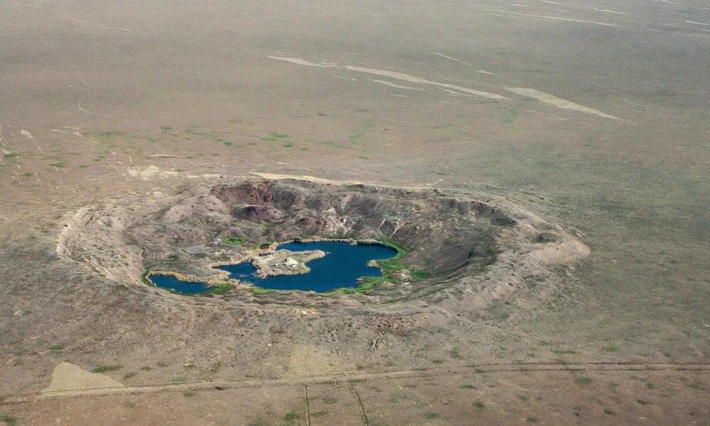 Cráter del lago Chagán, creado por la Unión Soviética con la explosión de su primera bomba atómica