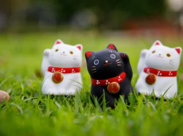 El gato que saluda en realidad no saluda: la historia del Maneki-neko, el amuleto japonés que llama a la suerte