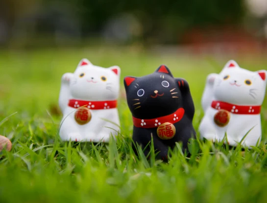 El gato que saluda en realidad no saluda: la historia del Maneki-neko, el amuleto japonés que llama a la suerte