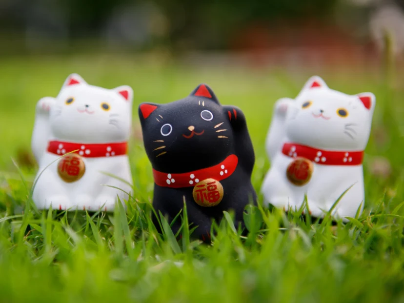 El gato que saluda en realidad no saluda: la historia del Maneki-neko, el amuleto japonés que llama a la suerte