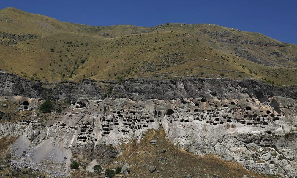 Vista panorámica al Monasterio de Vardzia.