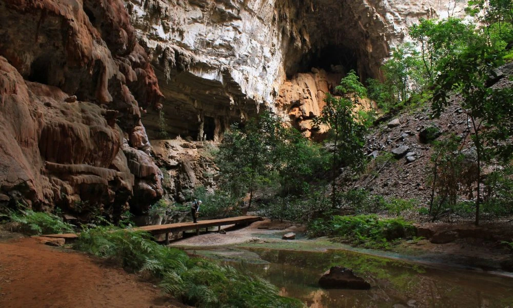 Senderos dentro de las Cavernas del Peruaçu.