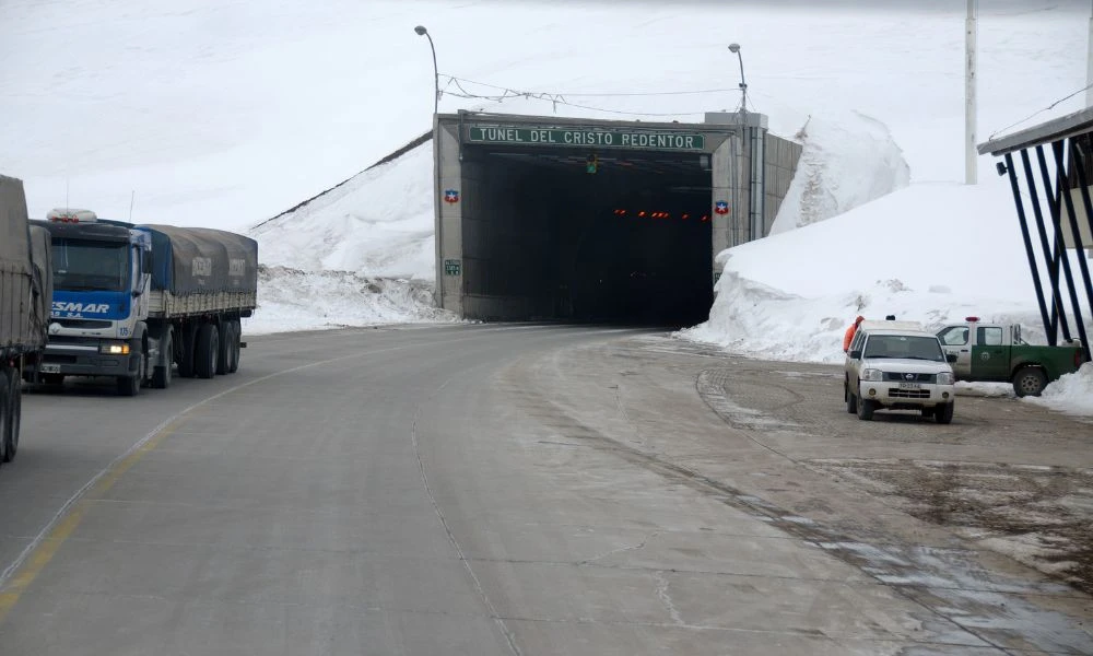 Aspecto del ingreso al túnel del Cristo Redentor desde Chile.