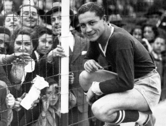 Este es el jugador que tiene un doble récord histórico en el fútbol argentino: escapó de la guerra, vistió la camiseta de Independiente y es el mejor futbolista de su país