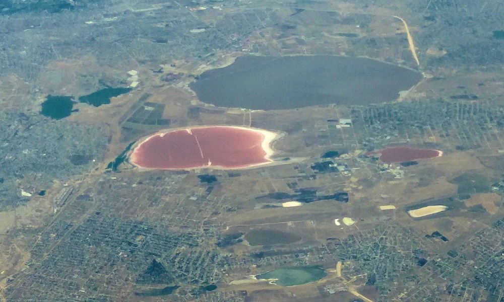 Lago Masazir: el curioso lago rosa de Azerbaiyán que tiene "nubes" de sal y parece de cuento