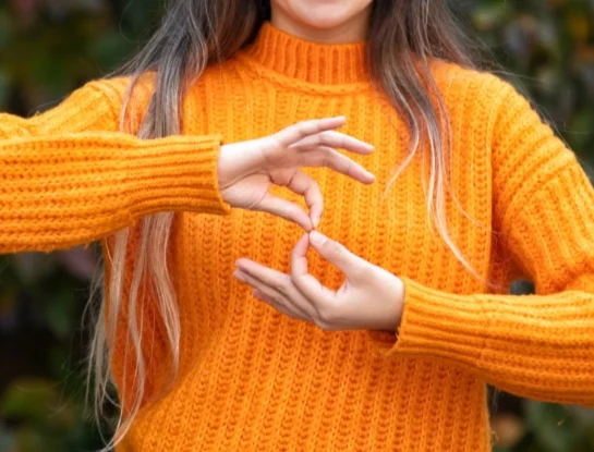 "La lengua de señas es más hermosa que el español": dos intérpretes derriban mitos sobre este idioma y cuentan por qué es importante aprenderlo