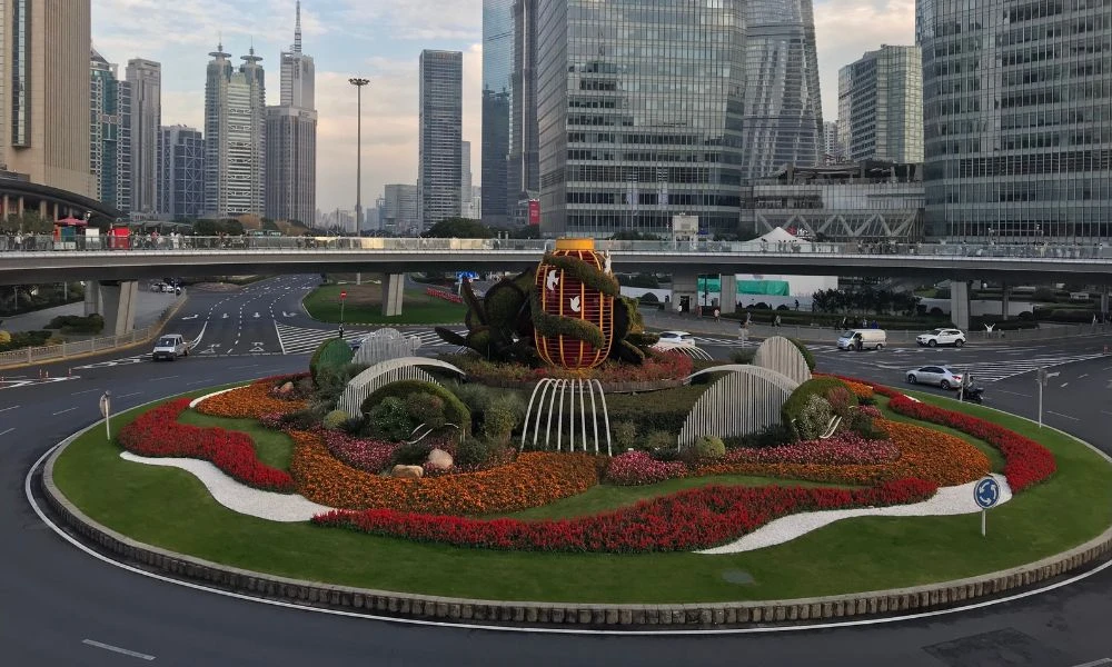 Decoración frente al puente circular de Lujiazui.