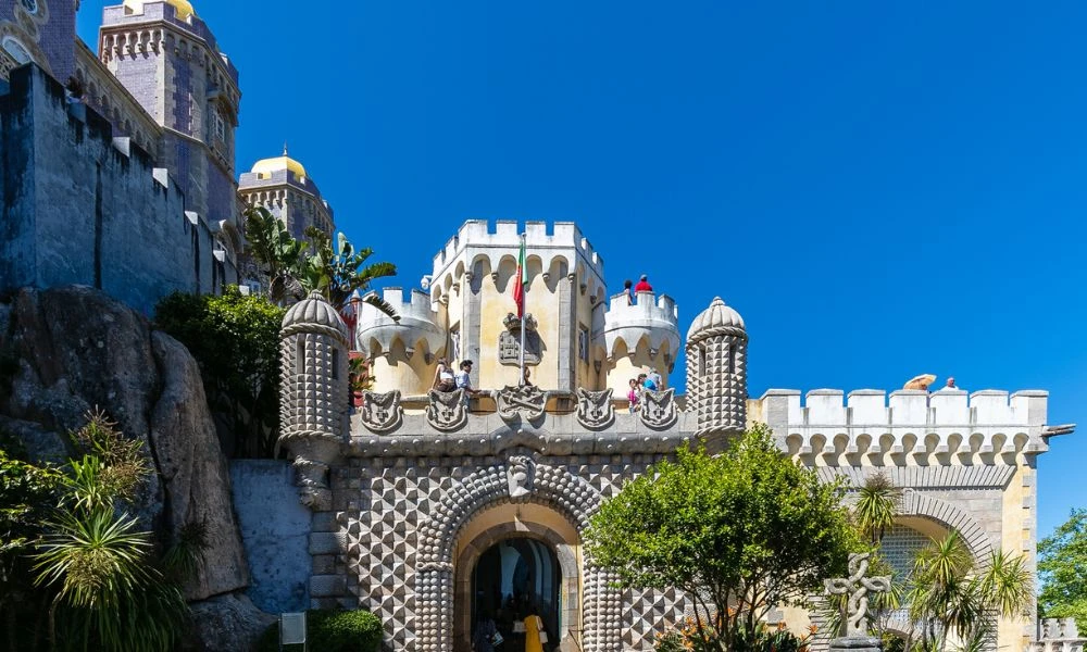 Turistas en el Palacio Nacional da Pena.