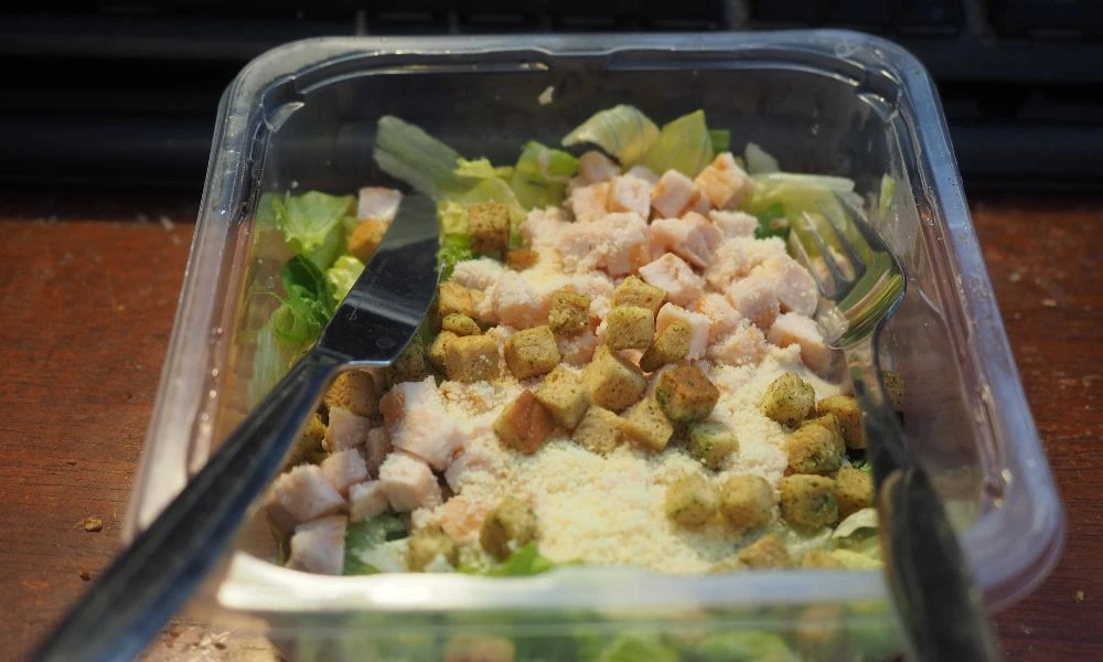 Aspecto de una ensalada César moderna.